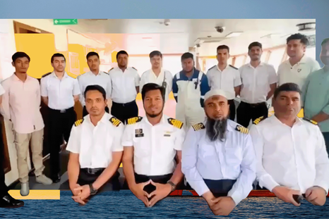 Los oficiales de alto rango del Banglar Joyjatra grabaron un video para levantar la moral de la tripulación. Los oficiales de alto rango del Banglar Joyjatra grabaron un video para levantar la moral de la tripulación.