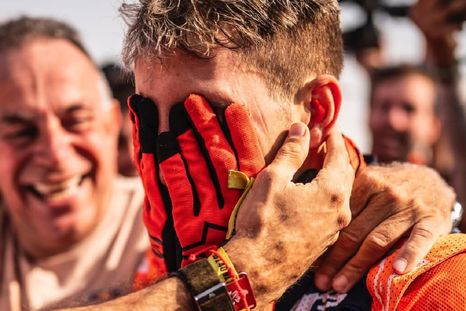 Luciano Benavides celebra en la meta de Yanbu tras conquistar el Dakar 2026 en la definición más ajustada de la historia. Luciano Benavides celebra en la meta de Yanbu tras conquistar el Dakar 2026 en la definición más ajustada de la historia.