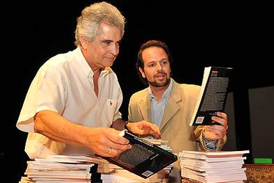 MDZol | Marchena y Racconto, hacen como que reciben los textos doctrinarios en escena. Foto: Nacho Gaffuri / MDZ