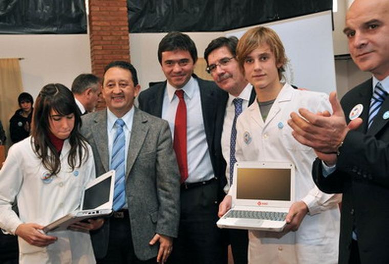 Celso Jaque, López Puelles y Alberto Sileoni junto a los alumnos. Foto: Telam