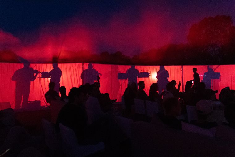 Un show inmersivo con una orquesta y puesta de luces para la presentación de Sonido Hotel. Un show inmersivo con una orquesta y puesta de luces para la presentación de Sonido Hotel.