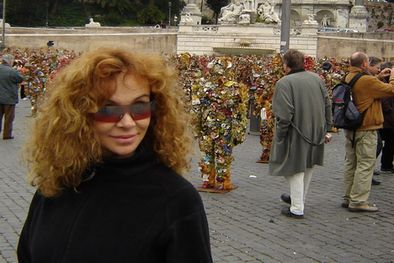 MDZol | Patricia, amante del arte, posa junto a unas esculturas en París. Foto: Gentileza