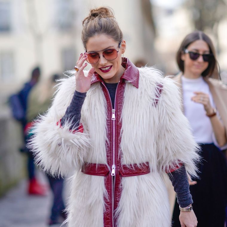 El street style nos demanda esta tendencia 2022 con muchos pelos Foto: PopSugar