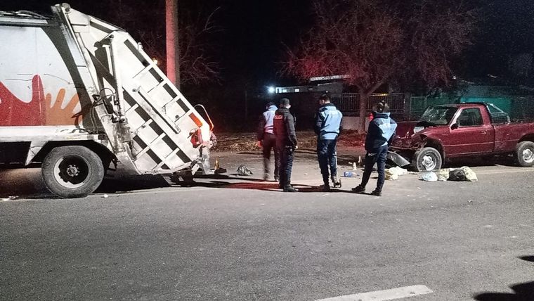 Un conductor alcoholizado chocó contra la parte trasera de un camión recolector de basura. Foto: LV4 San Rafael