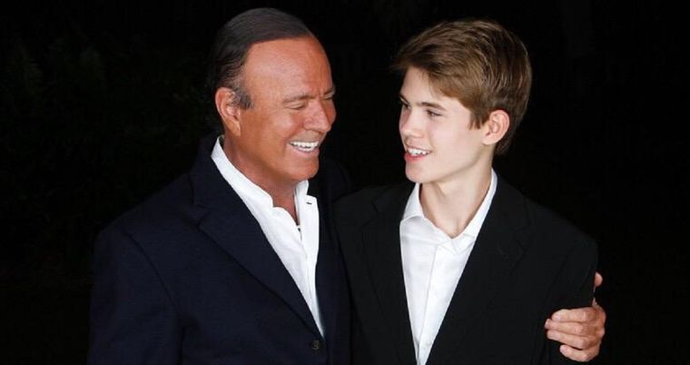 Julio Iglesias junto a su hijo Rodrigo.