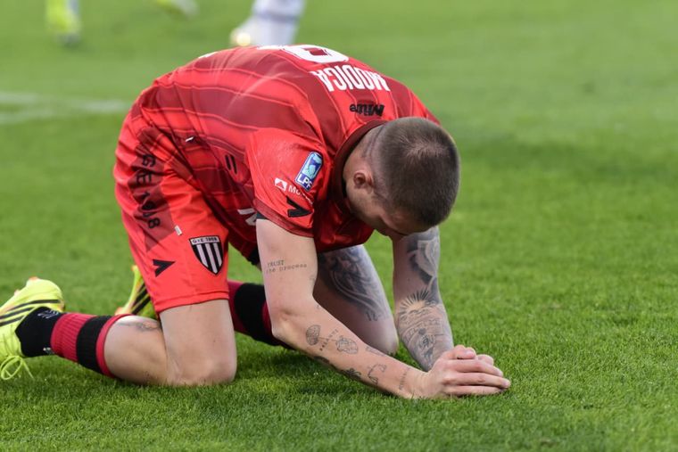 El goleador del Clausura, Agustín Módica, festeja extenuado el triunfo del Lobo mendocino tras el final de un partidazo espectacular.