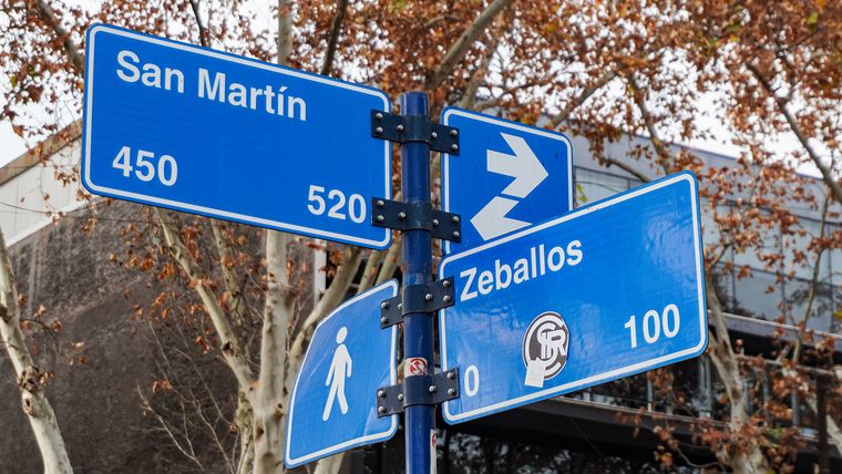 Es pasaje Zeballos es peatonal. Solo ingresan los autos de las personas que habitan allí. Aunque los vecinos cuentan que cuando hay grandes eventos, como los vendimiales, se usa como estacionamiento. Es pasaje Zeballos es peatonal. Solo ingresan los autos de las personas que habitan allí. Aunque los vecinos cuentan que cuando hay grandes eventos, como los vendimiales, se usa como estacionamiento.