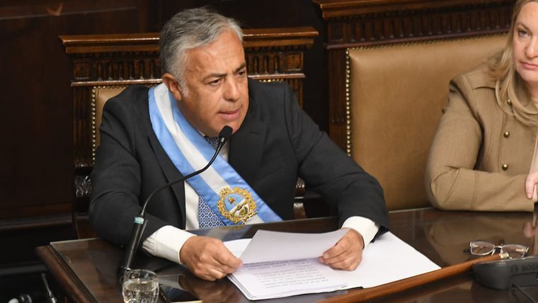 El gobernador Alfredo Cornejo anunció la medida durante su discurso ante la Asamblea Legislativa. El gobernador Alfredo Cornejo anunció la medida durante su discurso ante la Asamblea Legislativa.