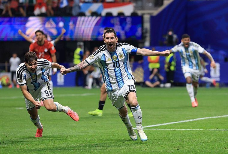 Messi marcó su octavo gol en este Mundial y lideró la remontada sobre Egipto.