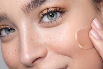 MDZol | La base es el puntapié inicial para un buen maquillaje. ¿Ya sabes cuál es la correcta para ti? Foto: Vanity Fair