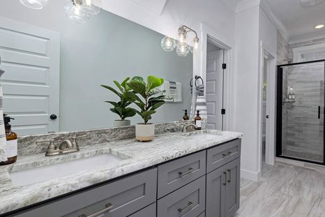 No todas las plantas sobreviven en la oscuridad: la luz artificial es clave en baños cerrados. Créditos: Pexels.