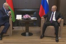 Alexander Lukashenko (izquierda) y Vladimir Putin se reunieron este lunes en la ciudad rusa de Sochi, en el mar Negro. Foto: BBC
