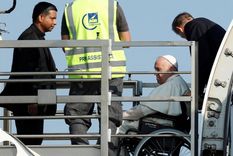 El papa se traslada ahora en silla de ruedas. Foto: Hindustan News. El papa se traslada ahora en silla de ruedas. Foto: Hindustan News.