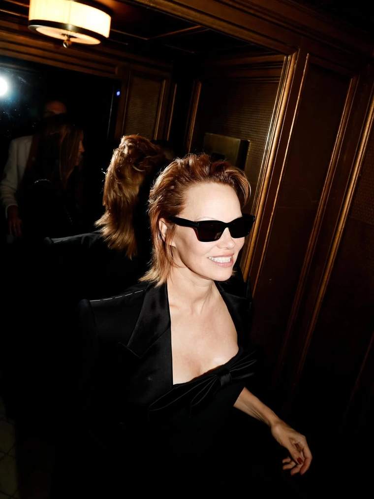 El look cobrizo y mullet de Pamela Anderson. El look cobrizo y mullet de Pamela Anderson.