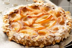 muy facil, con pocos ingredientes una tarta de peras