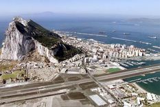 buque de guerra espanol interrumpe ejercicios ingleses en gibraltar