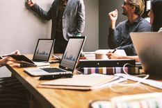 El 44% del talento digital inició su trayectoria profesional en un campo alejado de la tecnología. Foto: MDZ