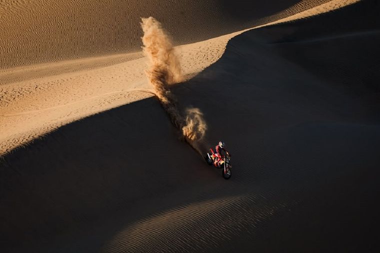 Luciano Benavides afronta la última etapa del Rally Dakar 2026 como escolta de Brabec en la clasificación general. Luciano Benavides afronta la última etapa del Rally Dakar 2026 como escolta de Brabec en la clasificación general.