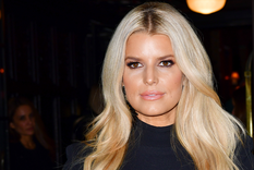 Jessica Simpson conquistó luciendo un elegante traje de baño animal print. Foto: Getty Images