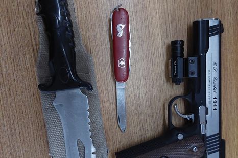 Armas blancas y un arma de fuego fueron incautadas en un operativo en La Favorita Foto: Ministerio de Seguridad de Mendoza