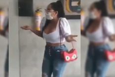 La mujer iba a una reunión de padres pero no la dejaron entrar por su blusa escotada