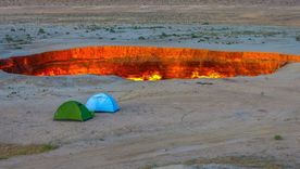Desde hace más de 50 años que el fuego no se apaga en el lugar conocido como Las puertas del infierno en Turkmenistán. Foto: mystart.com/