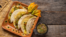 Aunque la receta tradicional usa solo flor de calabaza y queso, en muchas regiones se agregan ingredientes como epazote, champiñones o chile poblano, dando lugar a múltiples versiones deliciosas.