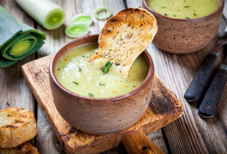 Aunque se sirve caliente, la receta de sopa crema de papa y puerro también puede disfrutarse fría en verano. Aunque se sirve caliente, la receta de sopa crema de papa y puerro también puede disfrutarse fría en verano.
