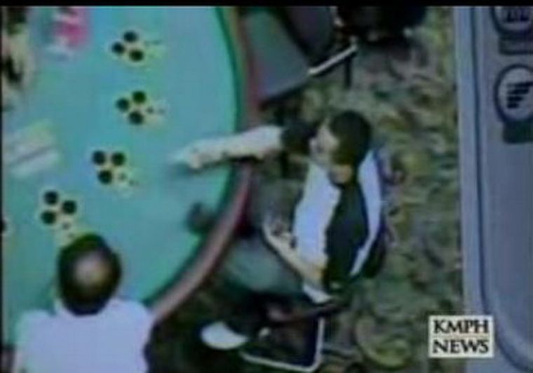 Momento en que el hombre deja la bolsa ante la atónita mirada de los croupiers.
