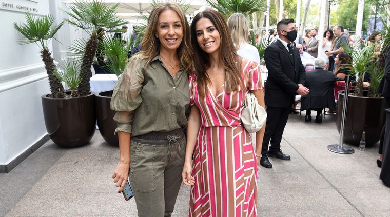 Los colores neutros primaron en el evento, pero también hubo estampas y quieren apostaron al color acertaron. En la foto: Virginia Gil junto a María José Correas