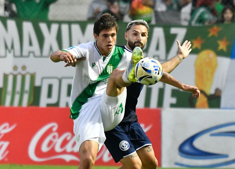 Juan Manuel Elordi, defensor de Independiente Rivadavia, disputa el balón con un defensor de Banfield.&nbsp;