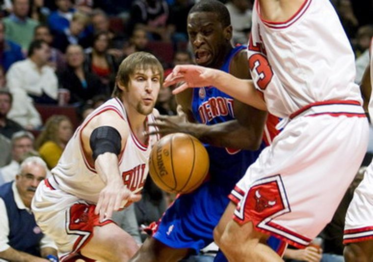 Nocioni de los Bulls de Chicago, intenta detener el avance de Murray Foto: AP