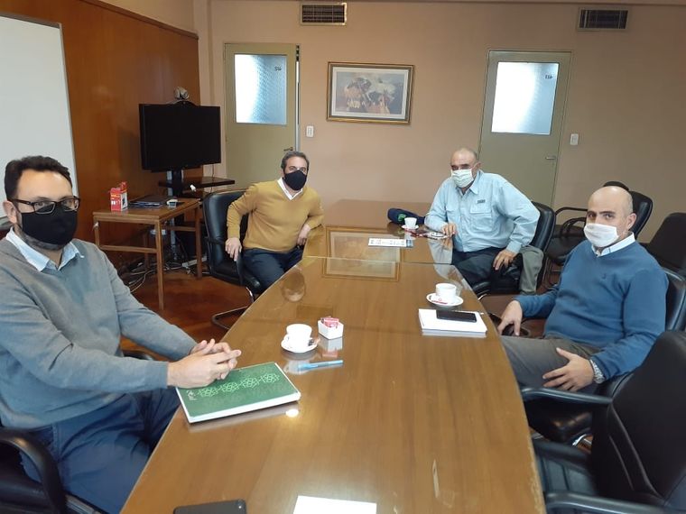 Viñateros mendocinos junto a Hinojosa.