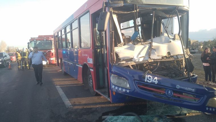 Así quedó el colectivo tras el accidente en el Acceso Sur.&nbsp;