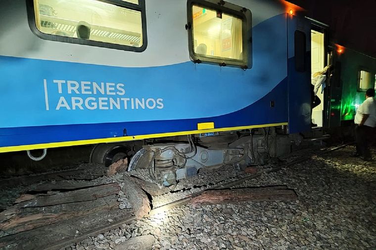 Un tren que se dirigía rumbo a Bahía Blanca descarriló a la altura de Olavarría con más de 300 pasajeros a bordo. Foto: Twitter @s_dipino