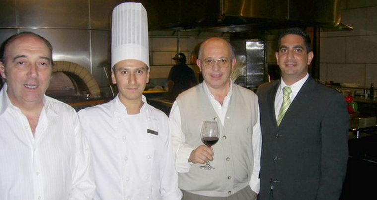Oscar Dalla Torre y Pepe Cúnsolo junto al chef y Lucas Moncho -de Park Hyatt Mendoza-, los anfitriones de la cena. Foto: Gentileza