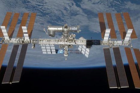 astronautas de la eei se ven obligados a refugiarse en una nave acoplada durante la reparacion de una fuga de aire astronautas de la eei se ven obligados a refugiarse en una nave acoplada durante la reparacion de una fuga de aire