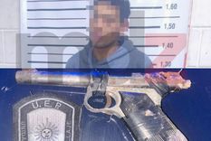 El delincuente descartó un arma apócrifa mientras era perseguido por la policía.