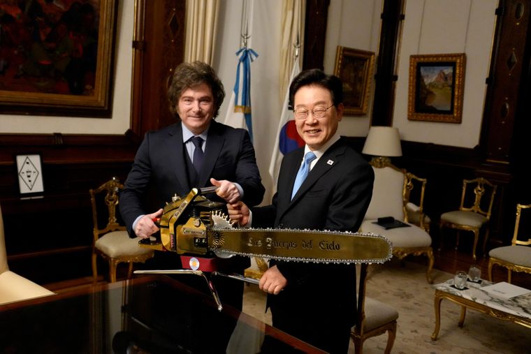 Milei se mostró con la motosierra con el presidente surcoreano