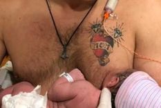El padre que amamanta a su hija recién nacida cuando la madre no puede