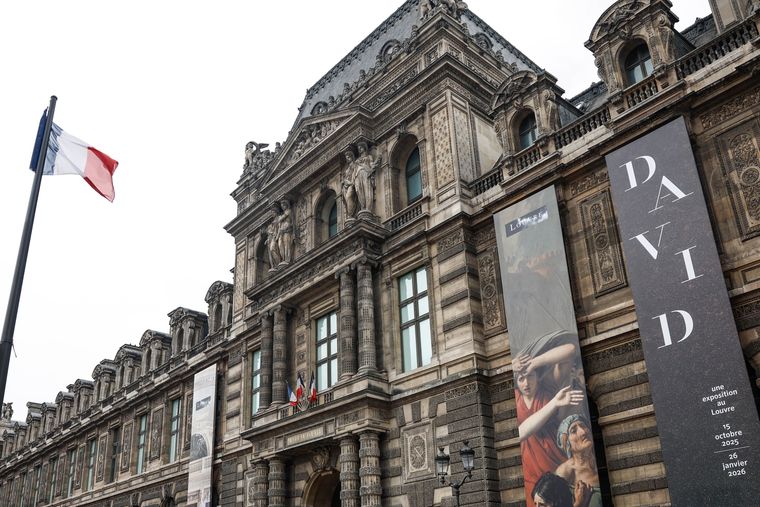 París bajo alerta tras el increíble robo al Museo del Louvre.