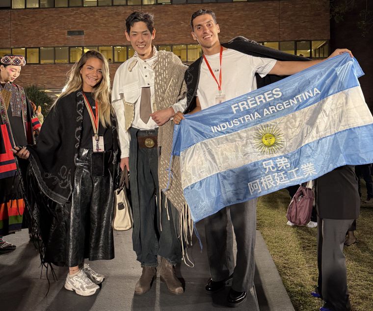 El duo de emprendedores estuvo presente en Hong Kong para presentar la vestimenta tradicional argentina.