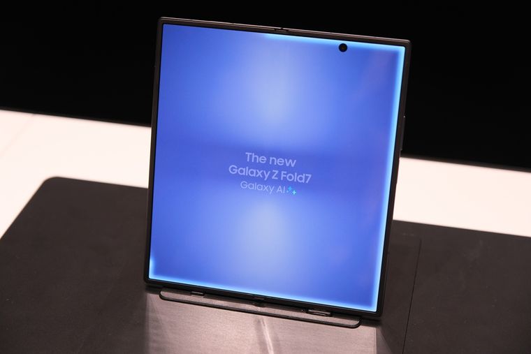 Gracias al vidrio ultrafino y una bisagra reforzada, el Galaxy Z Fold7 demostró gran resistencia. Gracias al vidrio ultrafino y una bisagra reforzada, el Galaxy Z Fold7 demostró gran resistencia.