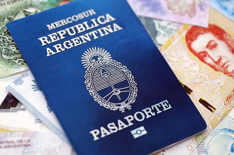 El defecto en la partida de pasaportes tiene que ver con una tinta de seguridad provista por una empresa alemana. Se trata de una falla invisible para las personas que solo se detecta con los sistemas de control en migraciones.