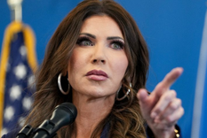 quien es kristi noem, la mujer que lidera la ofensiva migratoria de trump al frente del departamento de seguridad nacional de ee.uu.