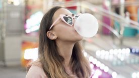 n el llamado Día Mundial del Chicle, la historia de este pequeño gran invento revela curiosidades, estrategias de marketing y más de una anécdota difícil de despegar. n el llamado Día Mundial del Chicle, la historia de este pequeño gran invento revela curiosidades, estrategias de marketing y más de una anécdota difícil de despegar.