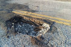 Así es el socavón que se generó en la Ruta 7 Foto: Vialidad Nacional
