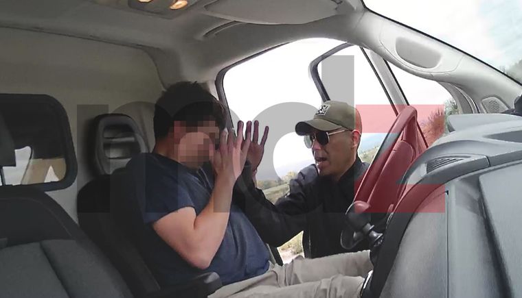 El instante en que el conductor del utilitario fue abordado por uno de los delincuentes armados. El instante en que el conductor del utilitario fue abordado por uno de los delincuentes armados.