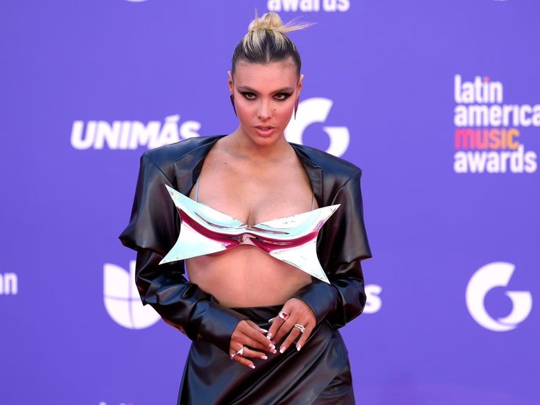 Con aires góticos, Lele Pons y Danna Paola brillaron en la red carpet de los Latin AMAs 2023 Foto: Diario As