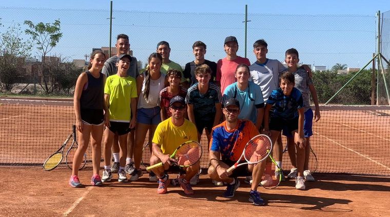 Uno de los grupos del Club Alemán junto a los profes. Foto: Gentileza